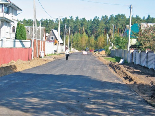 На улицах и переулках борисовского района Максимовка гудит  техника: строители укладывают асфальт.  Но повезло не всем жителям. 