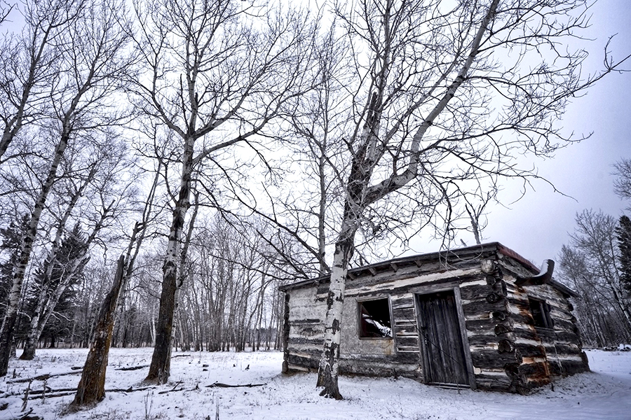 Winter_Old_house_in_the_forest_046462_.jpg