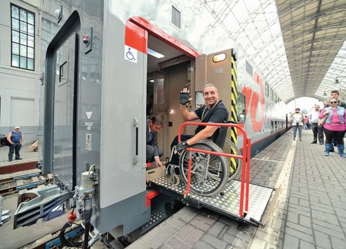 n На вокзале в Казани к порогу вагона при необходимости подадут специальную платформу для перевозки «колясочников».