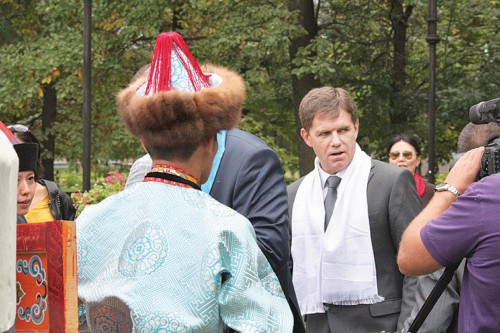 На память Игорю Петришенко повязали традиционный бурятский шарф — знак высшего уважения к гостю.