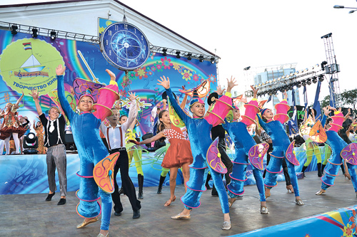 На фестиваль «Творчество юных» съехались победители региональных конкурсов из Беларуси и России — певцы, танцоры, музыканты, хоры. Всего — около 150 исполнителей, которым от 7 до 18 лет.